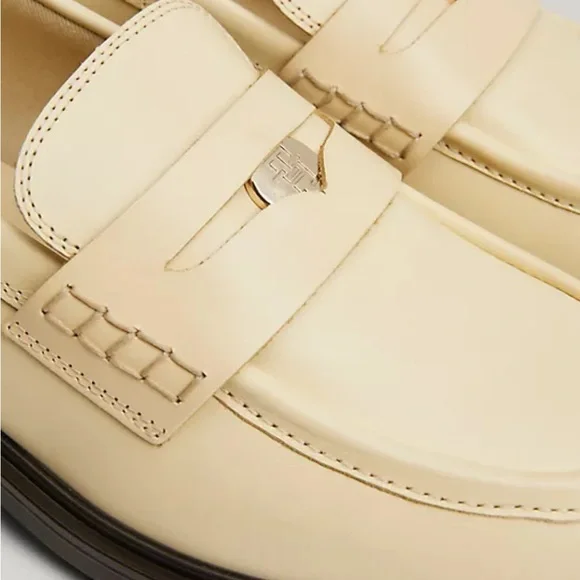 Tommy Hilfiger cream loafers size 39 women’s size 8.5 - Picture 2 of 6